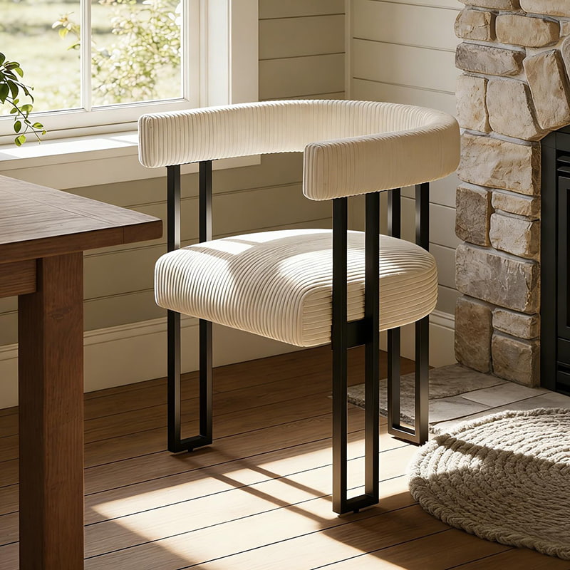 Boucle-ruokailutuoli, valkoinen vakosamettipehmustettu ruokasalin tuoli metallijaloilla, vuosisadan puolivälin moderni korostustuoli